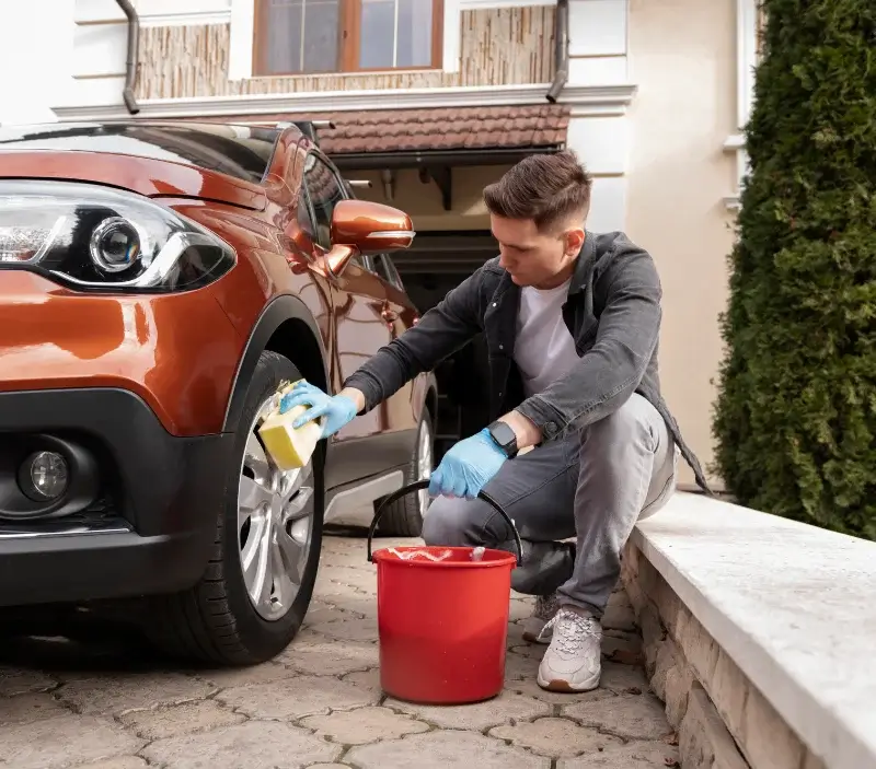 Lavage auto à domicile Sainte-Geneviève-lès-Gasny : professionnel intervenant sur un véhicule